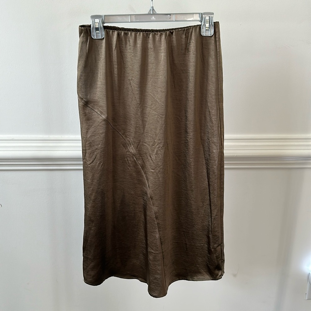NWT heartloom satin skirt in green. Size small